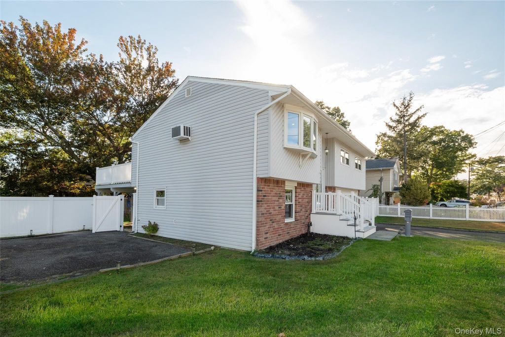Photo of 380 Montgomery Avenue, West Babylon, NY 11704 (MLS # 922271)