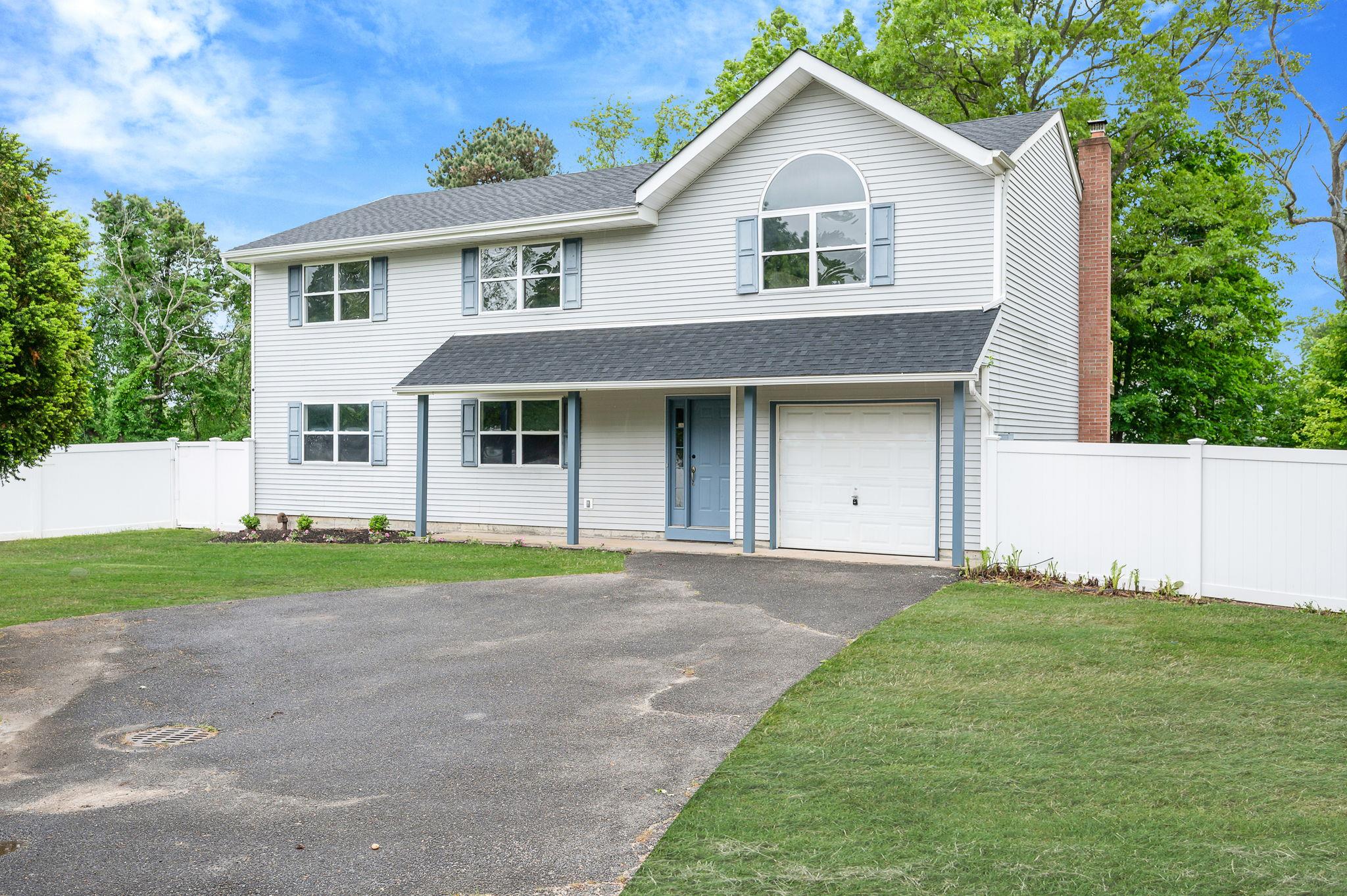 18-1 Locust Drive, Bay Shore, New York image 1
