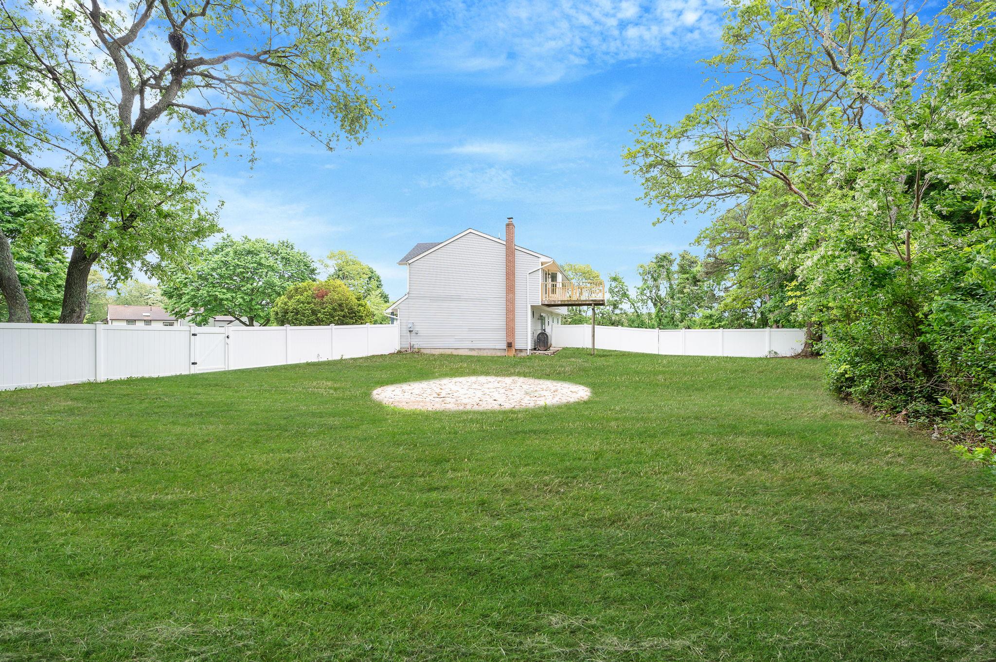 18-1 Locust Drive, Bay Shore, New York image 4