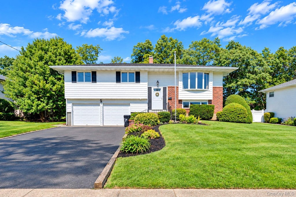 Photo of 107 Headline Road, Deer Park, NY 11729 (MLS # 1042889)