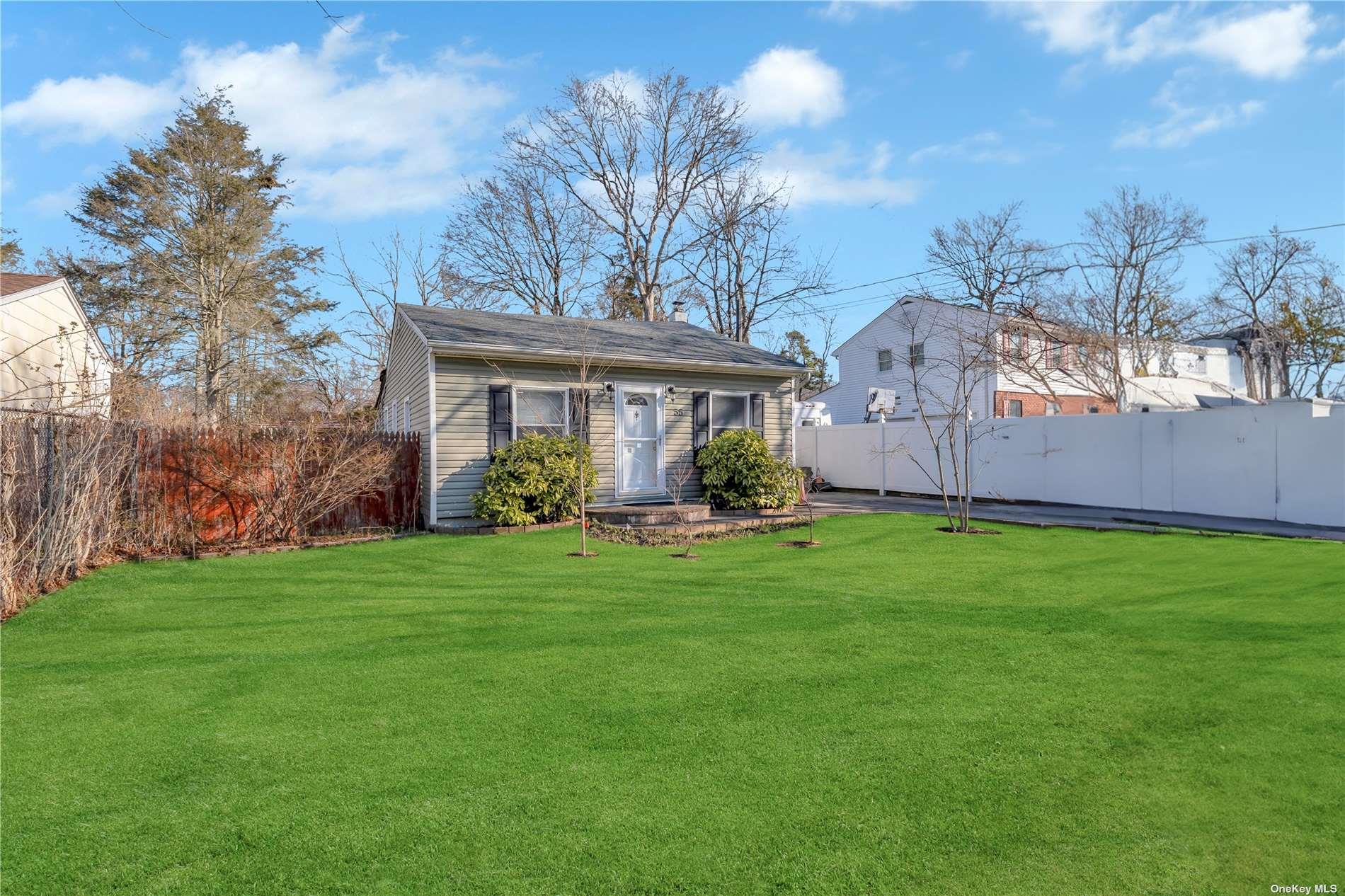 55 Inwood Avenue, Selden, New York image 3