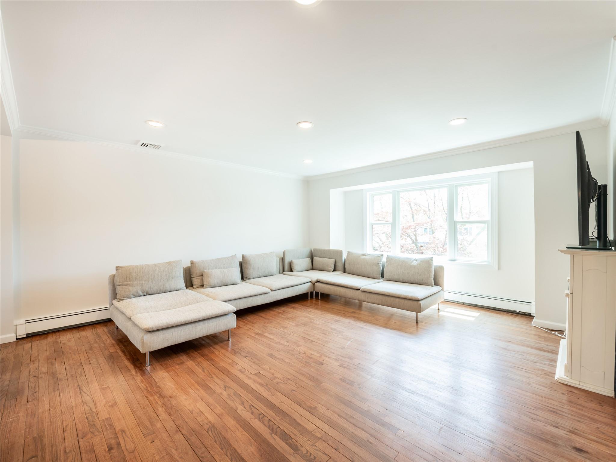 22 Heathcote Drive, Albertson, New York image 3