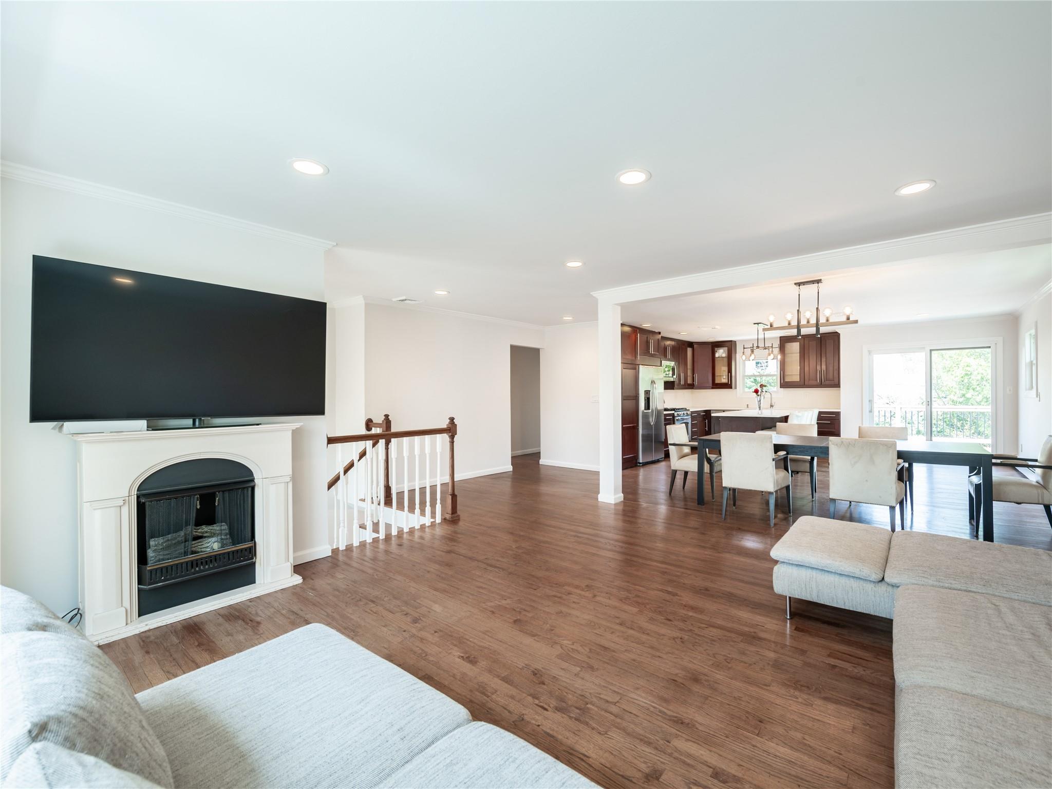 22 Heathcote Drive, Albertson, New York image 4