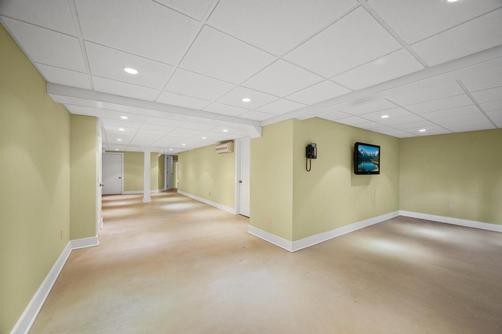 58 Beverly Road, Great Neck, New York image 30