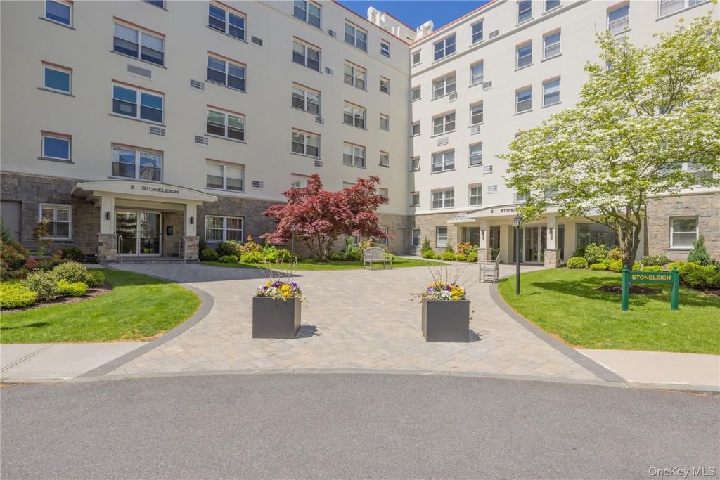 Photo of 1 Stoneleigh #5M, Bronxville, NY 10708 (MLS # 998643)