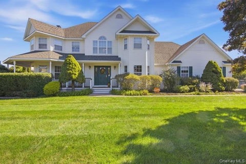 Homes For Sale - 5 Old Neck Court<br/> Manorville, NY 11949
