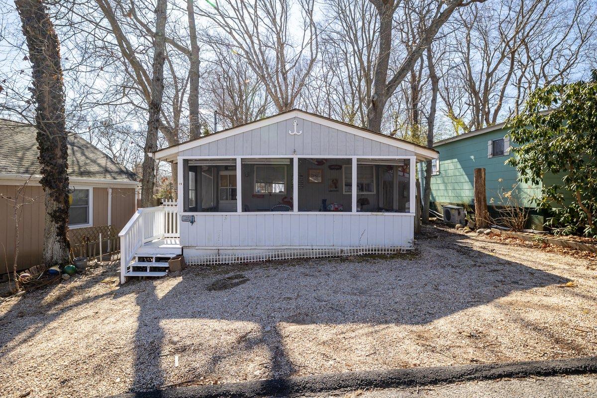 Anchor Path, Baiting Hollow, Hamptons, NY - 1 Bedrooms  
2 Bathrooms - 