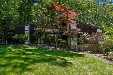 Homes For Sale - 19 Rolling Way<br/> Rockland County, New City, NY 10956