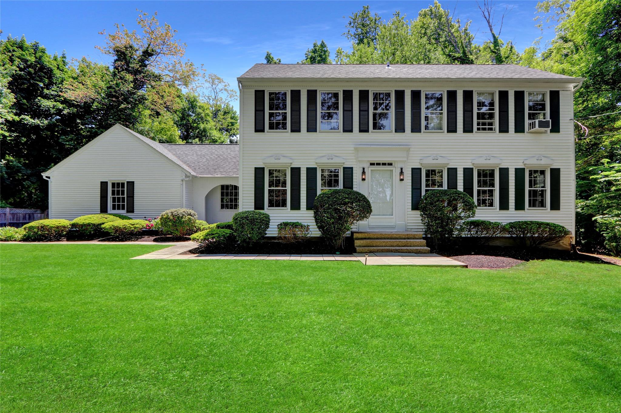 Property for Sale at Wainscott Lane, East Setauket, Hamptons, NY - Bedrooms: 5 
Bathrooms: 3  - $799,990