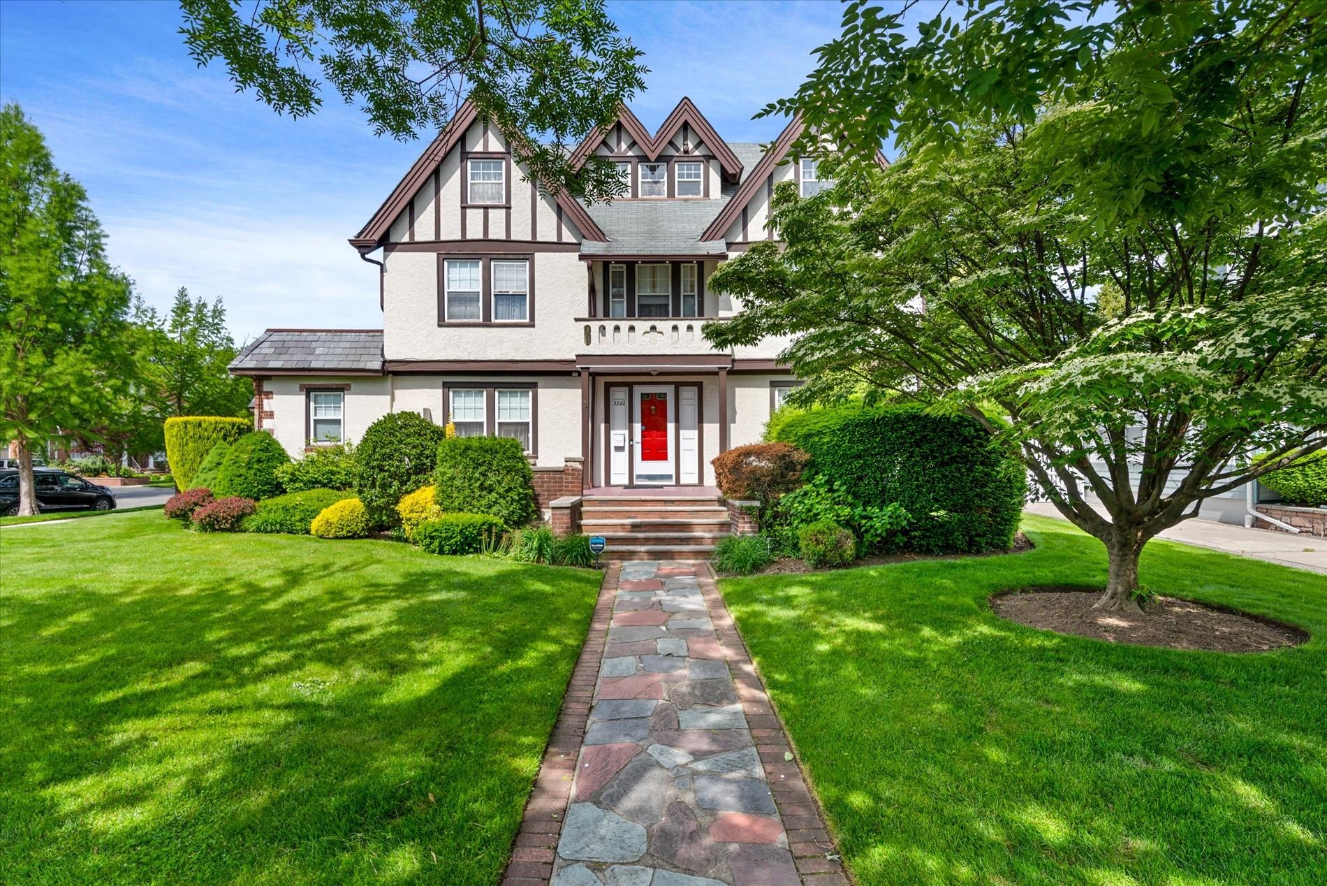 Property for Sale at 159 Street, Flushing, Queens, NY - Bedrooms: 6 
Bathrooms: 4 
Rooms: 11  - $1,899,000