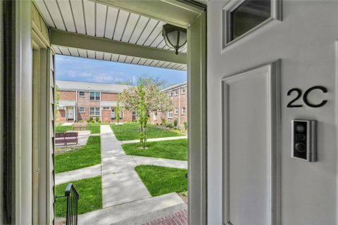 47 Edwards Street 2C Roslyn Heights NY 11577