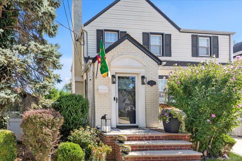 Photo of 16 Farnum Street, Lynbrook, NY 11563 (MLS # 898207)