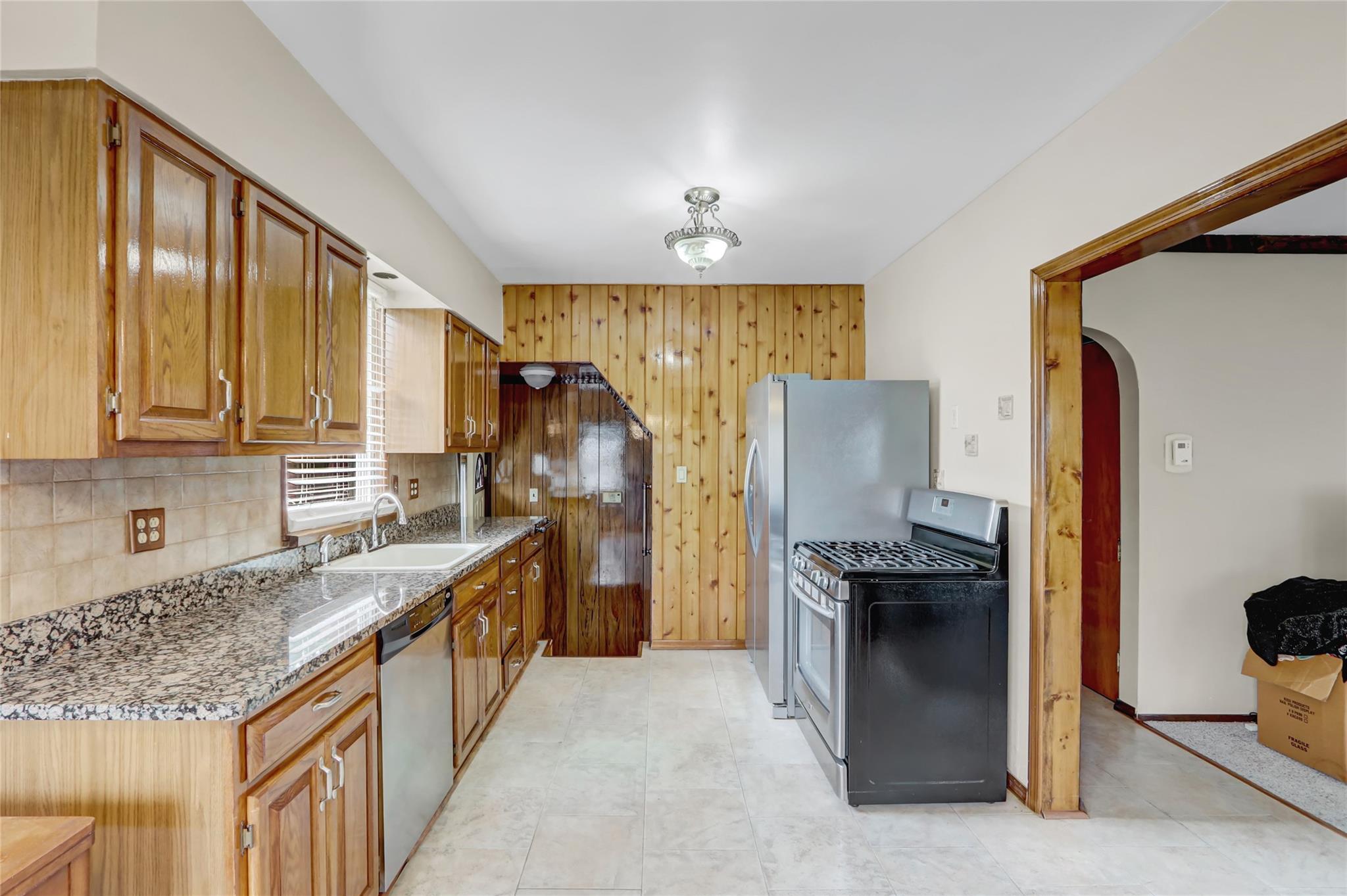 247-24 136th Road, Rosedale, New York image 6