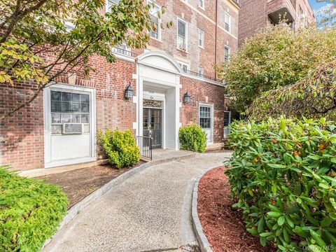 Photo of 208 Centre Avenue #5k, New Rochelle, NY 10805 (MLS # 931139)