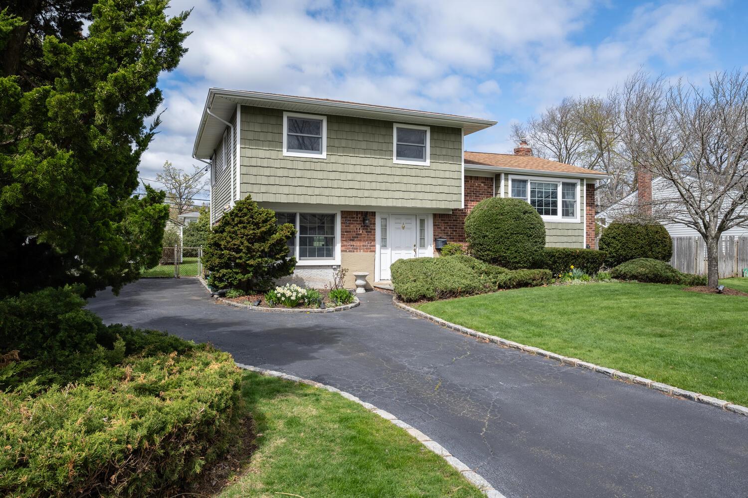 15 Hayrick Lane, Commack, New York image 3