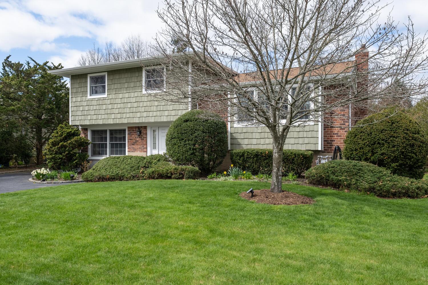 15 Hayrick Lane, Commack, New York image 2