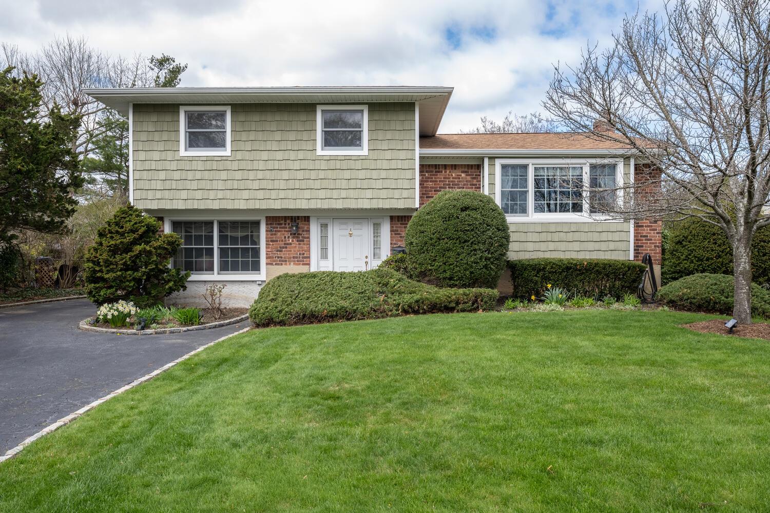 Property for Sale at Hayrick Lane, Commack, Hamptons, NY - Bedrooms: 3 
Bathrooms: 2  - $699,999