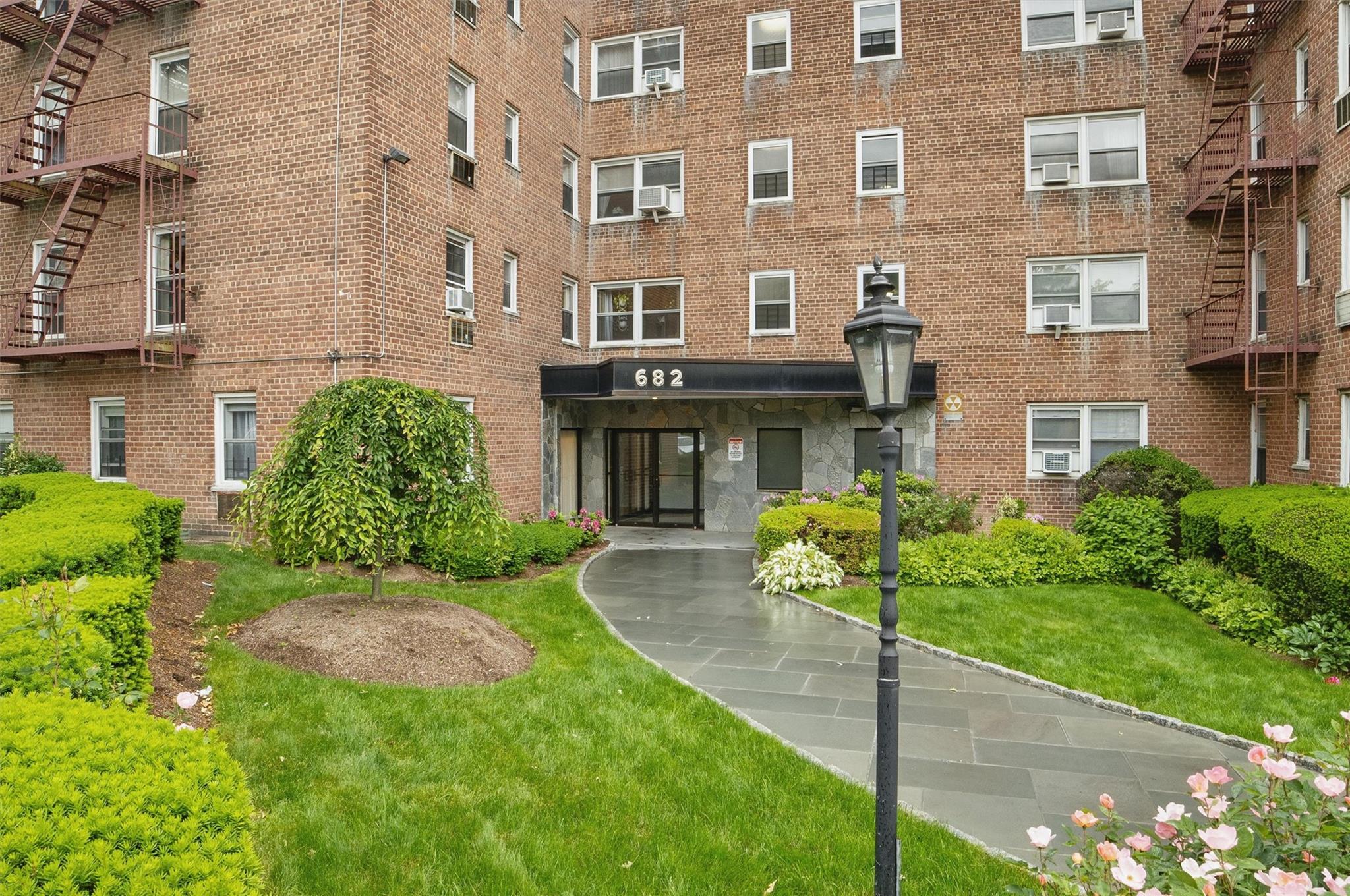 682 Tuckahoe Road #1A, Yonkers, New York image 2