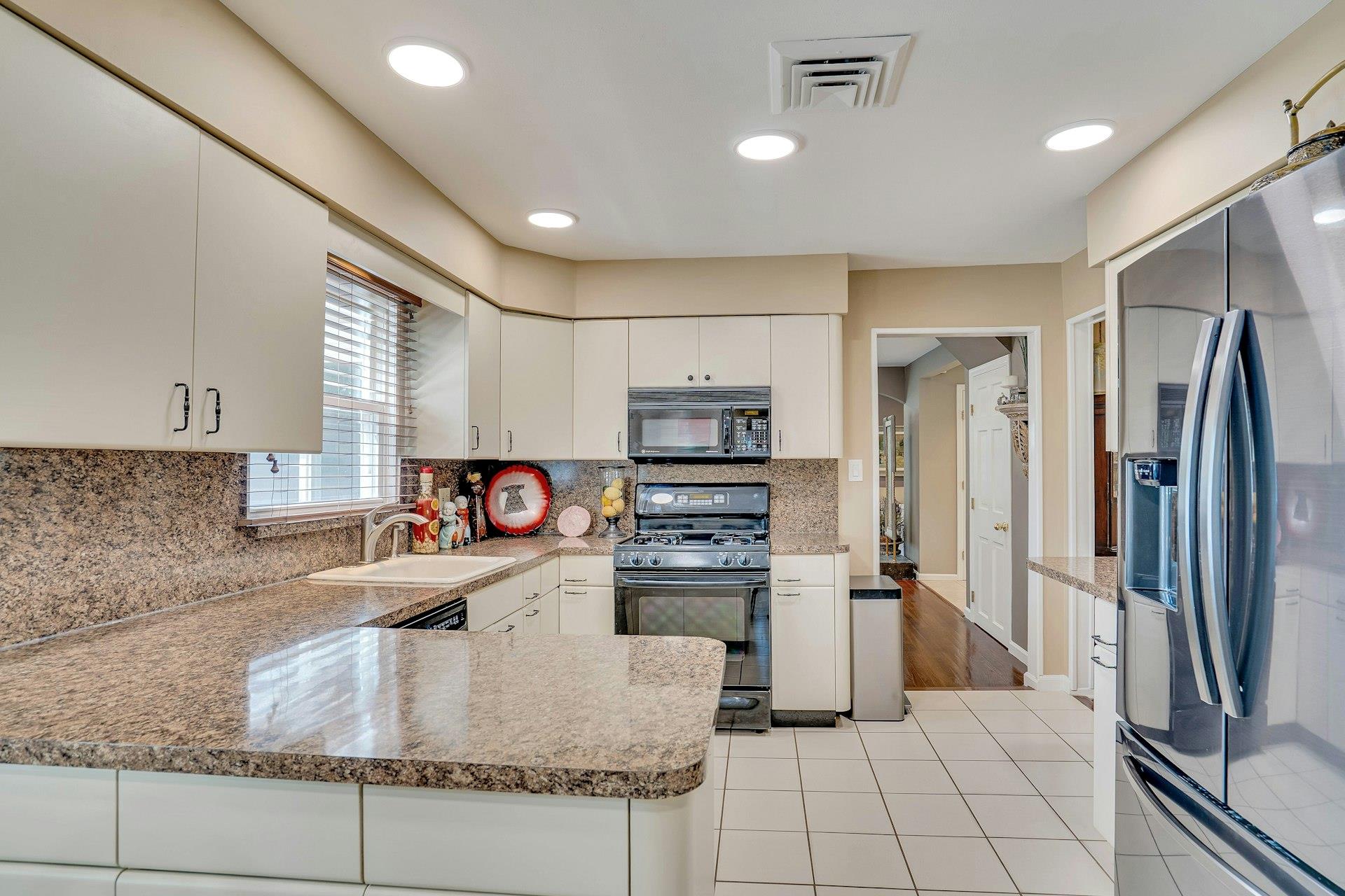 8 Bayard Drive, Dix Hills, New York image 25
