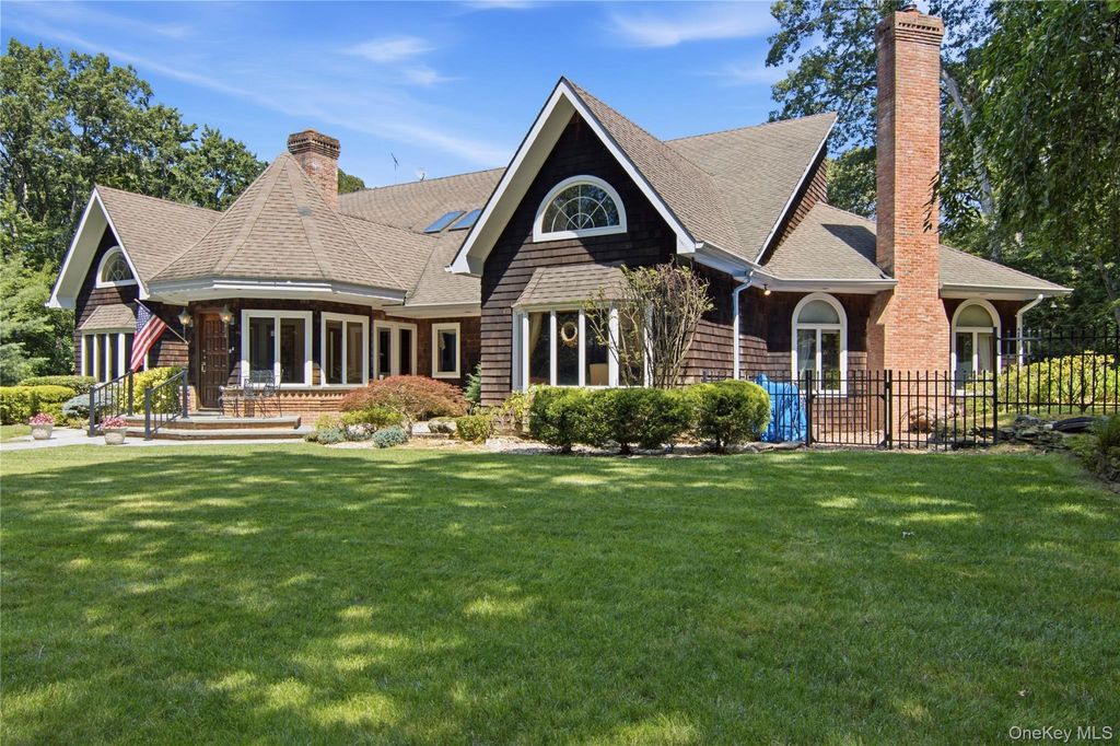 Photo of 55 Meadow Glen Road, Northport, NY 11768 (MLS # 1027958)