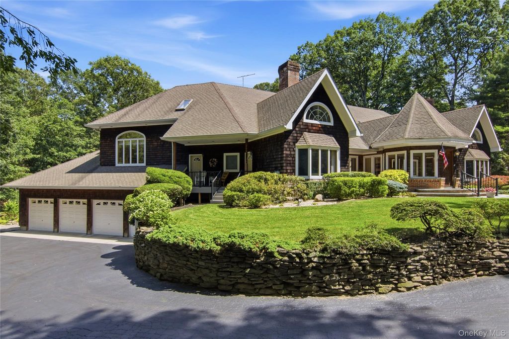 Photo of 55 Meadow Glen Road, Northport, NY 11768 (MLS # 1027958)