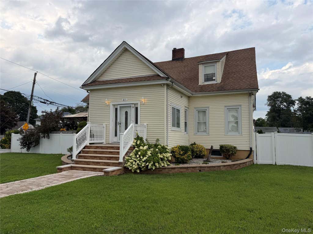 Photo of 611 Park Avenue, Uniondale, NY 11553 (MLS # 1044161)