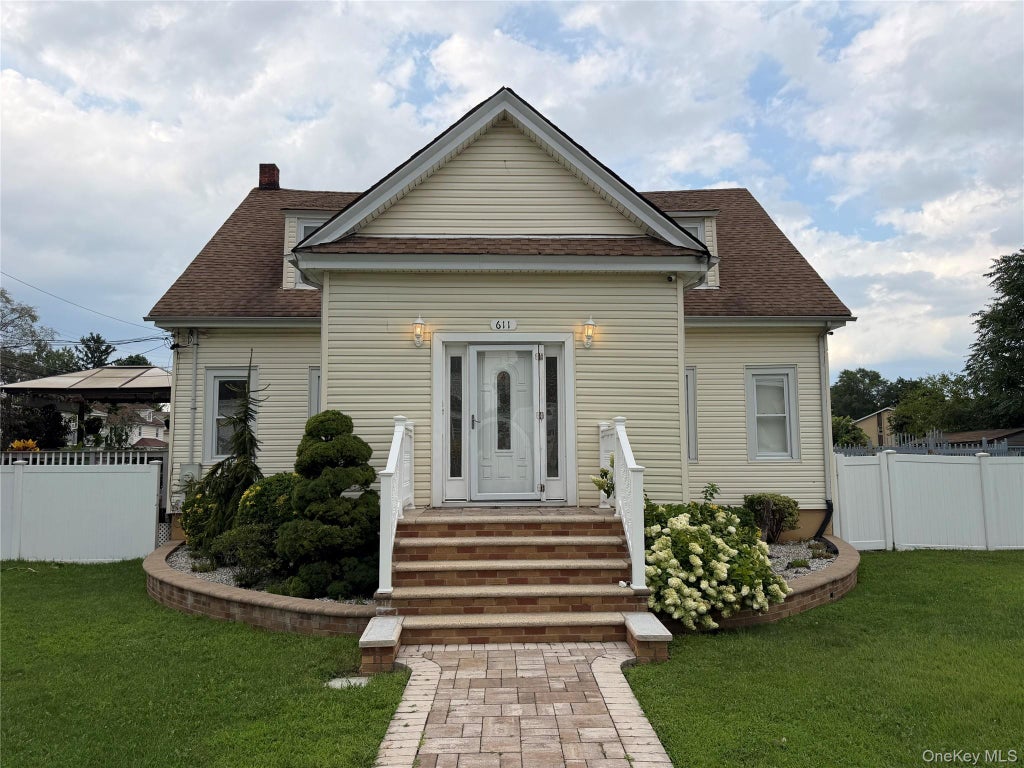 Photo of 611 Park Avenue, Uniondale, NY 11553 (MLS # 1044161)