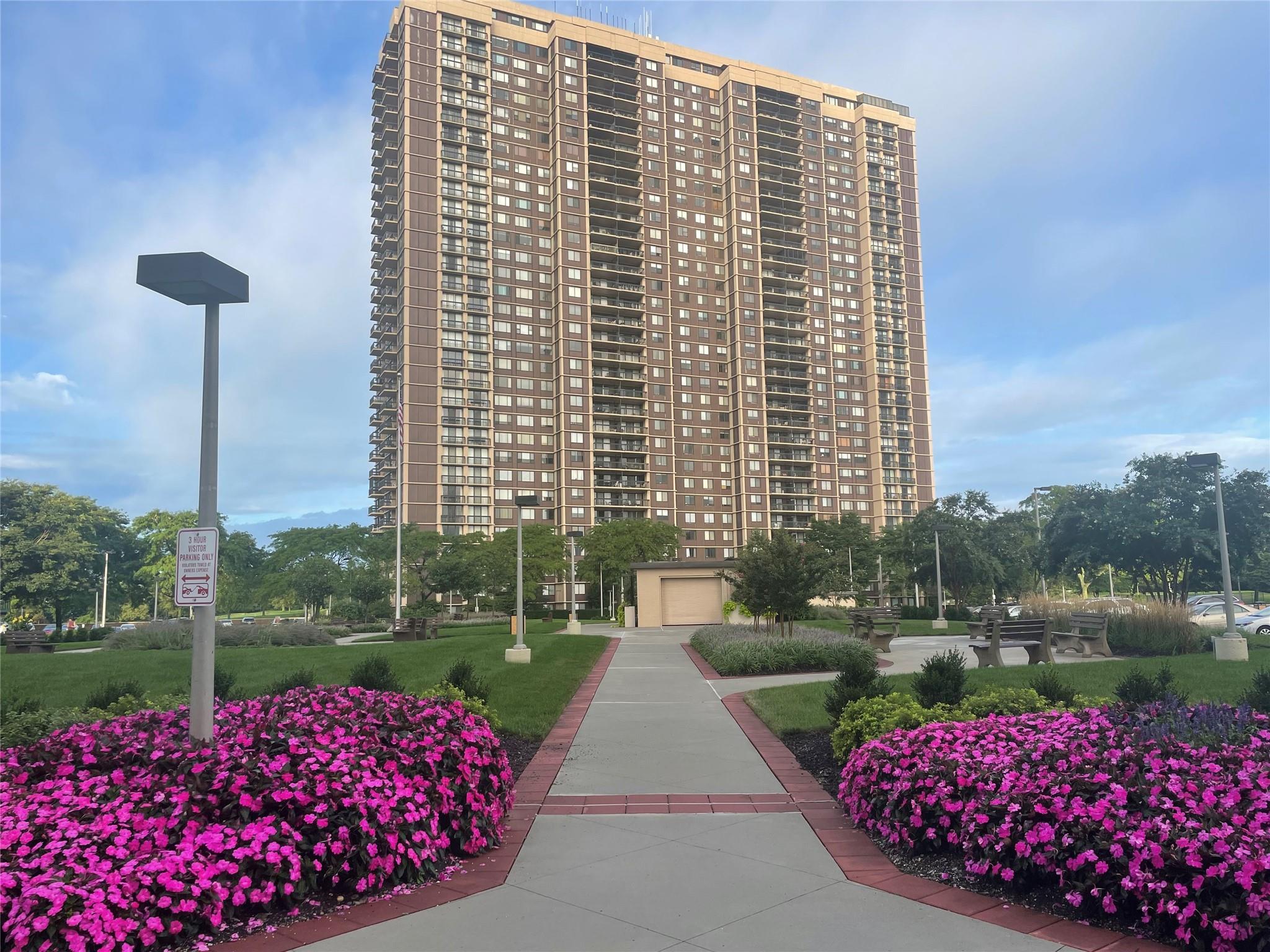 Grand Central Parkway 29M, Floral Park, Queens, NY - 1 Bedrooms  
2 Bathrooms  
5 Rooms - 