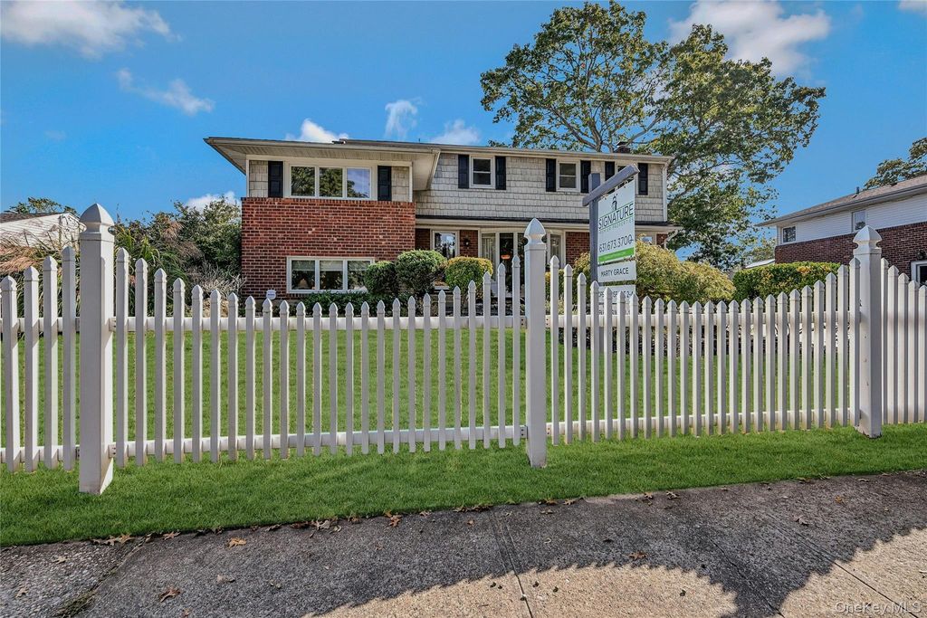 Photo of 14 Genesee Drive, Commack, NY 11725 (MLS # 922799)
