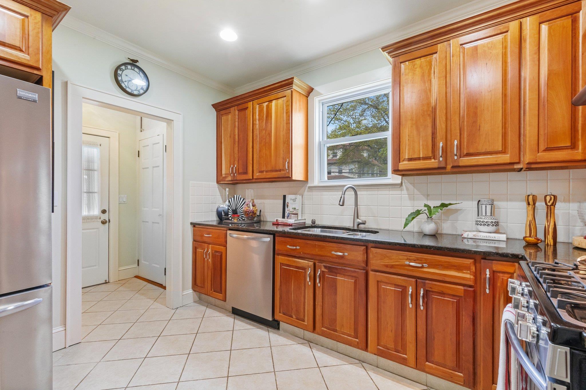 42 Schley Avenue, New Rochelle, New York image 19