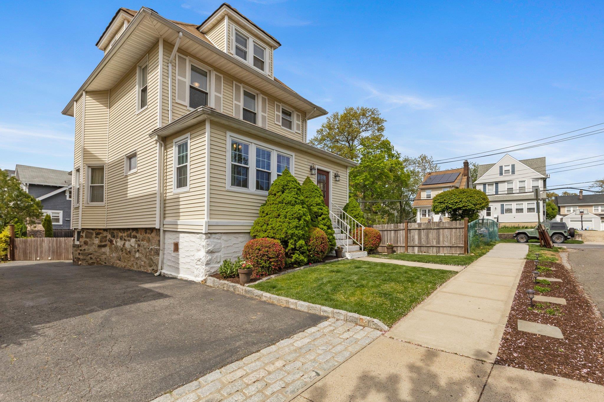 Schley Avenue, New Rochelle, New York - 4 Bedrooms  
3 Bathrooms  
9 Rooms - 