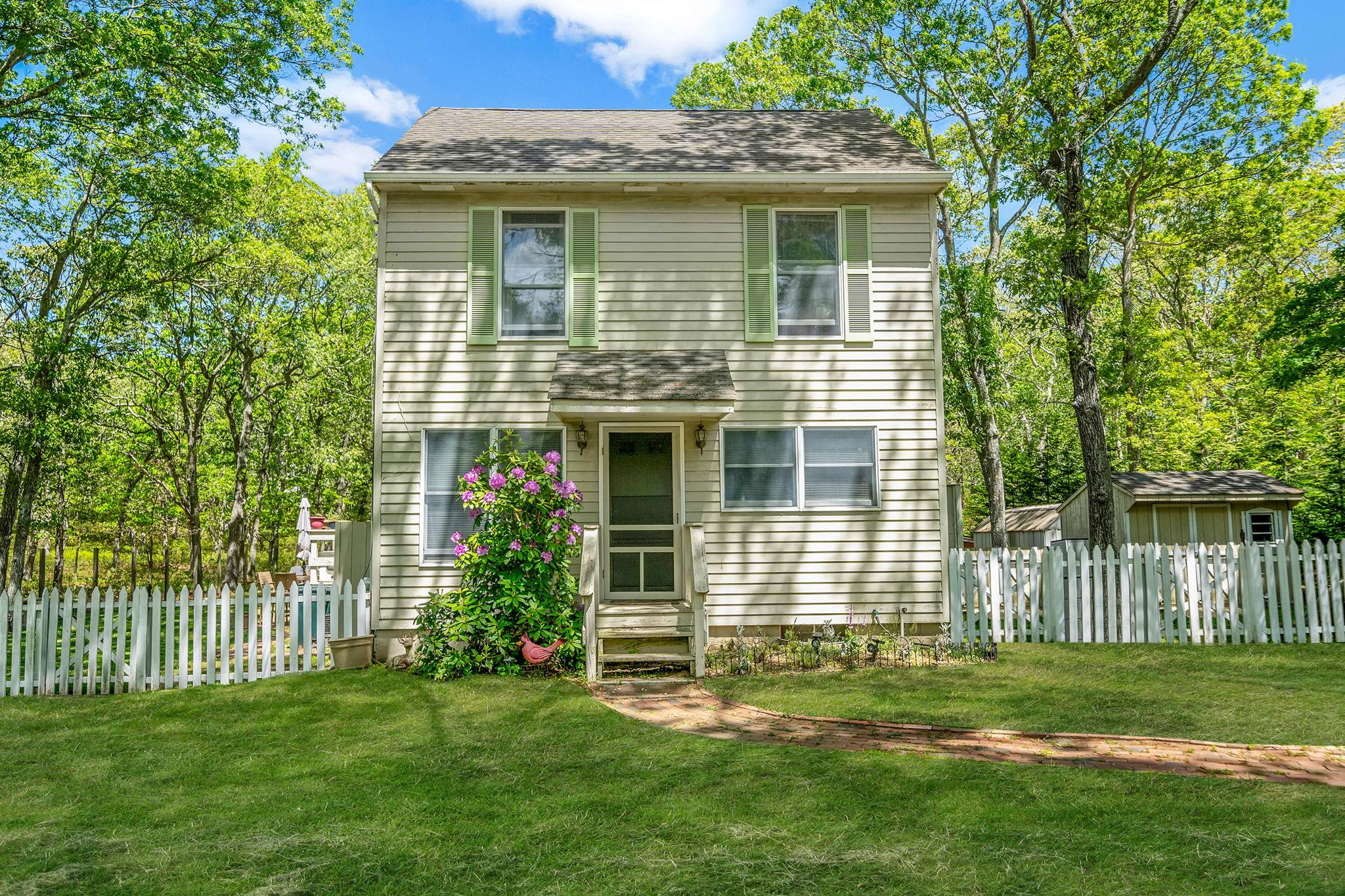 Huntting Road, East Hampton, Hamptons, NY - 2 Bedrooms  
2 Bathrooms - 