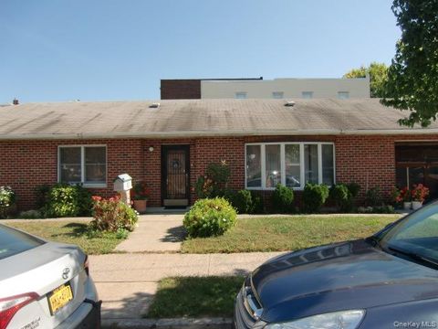 Photo of 900 Vincent Avenue, Bronx, NY 10465 (MLS # 920477)