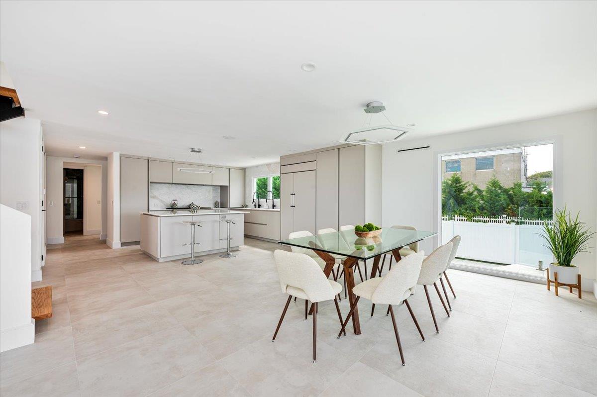 Atlantic Beach, New York 11509, United States, 6 Bedrooms Bedrooms, ,7 BathroomsBathrooms,Residential,Active,124704