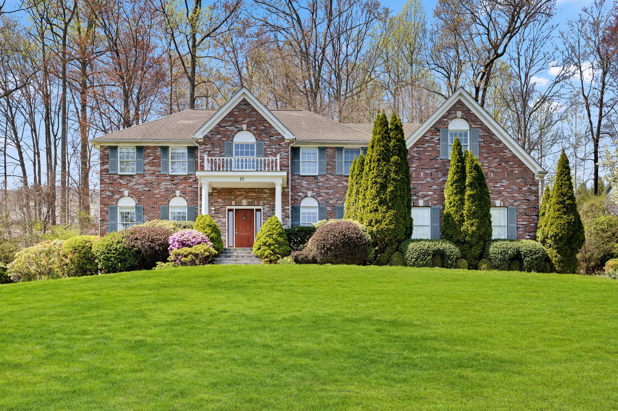 Fieldstone Drive, Katonah, New York - 4 Bedrooms  
4 Bathrooms  
10 Rooms - 
