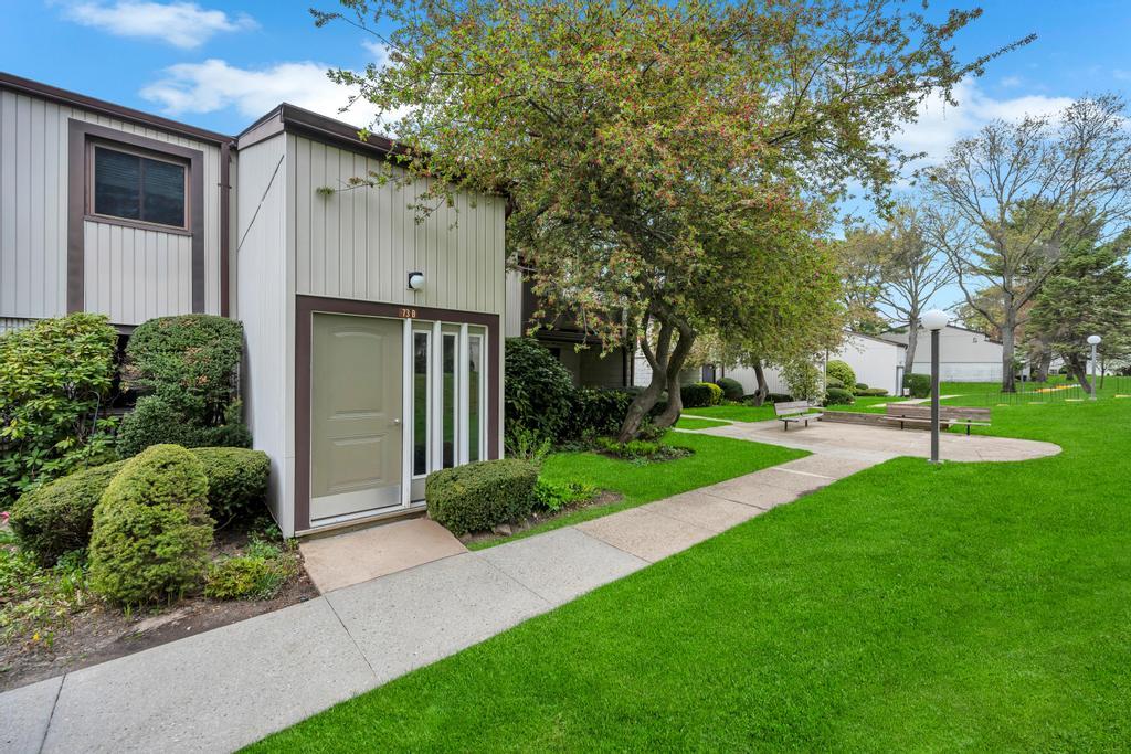 73 Richmond Boulevard #4B, Ronkonkoma, New York image 1