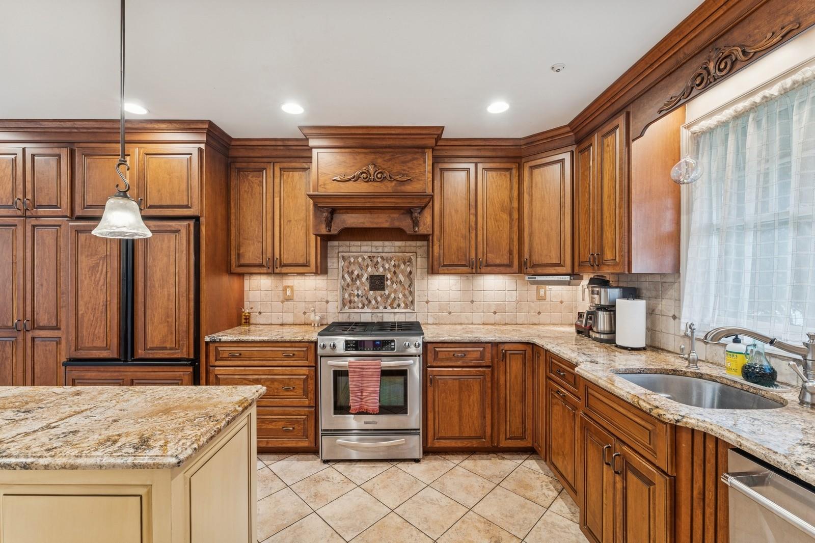 32 Lexington Street St, Rockville Centre, New York image 10