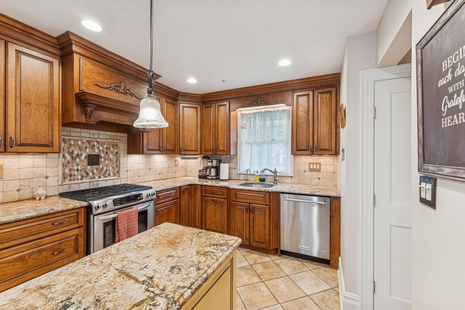 32 Lexington Street St, Rockville Centre, New York image 12