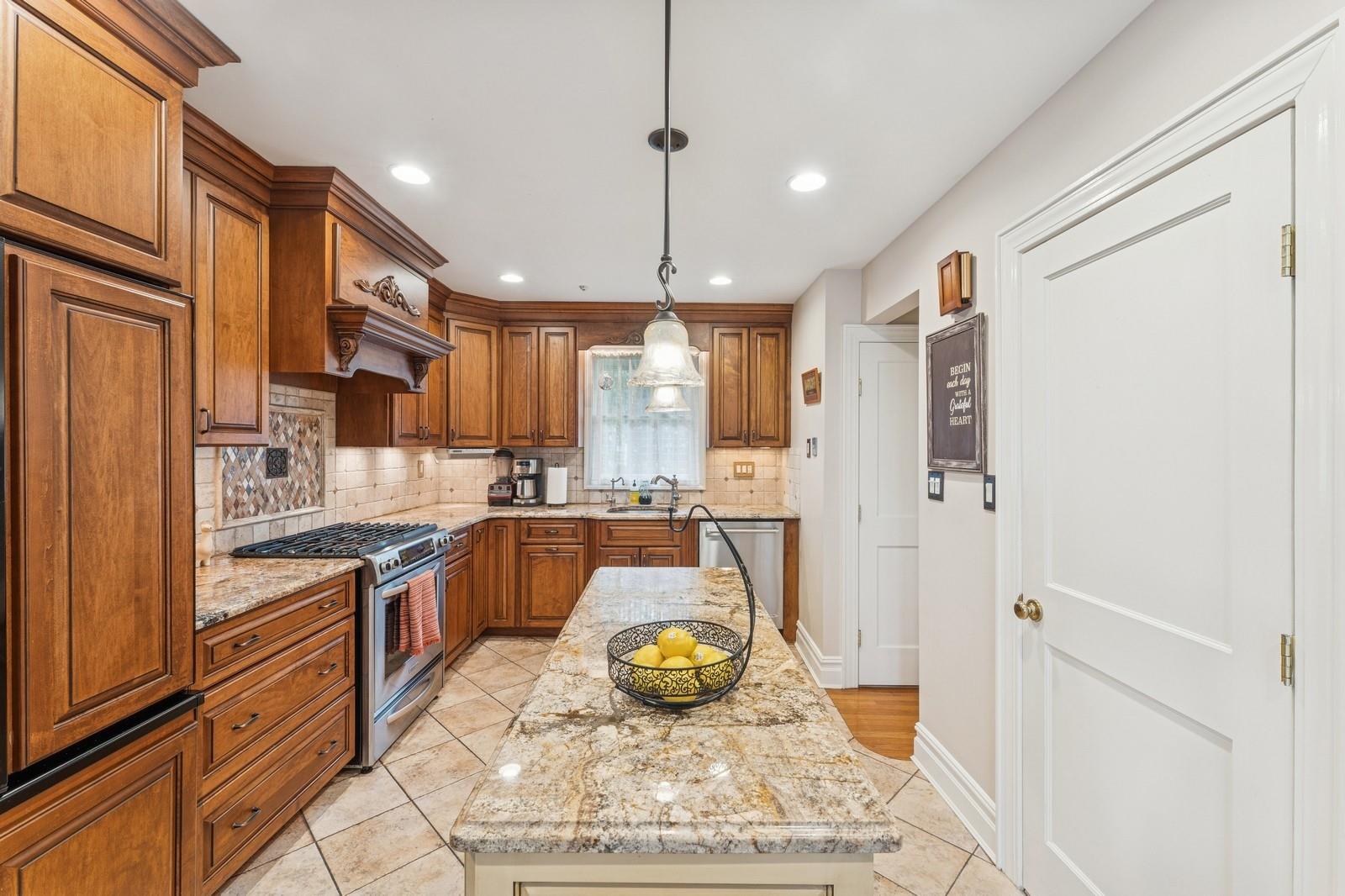 32 Lexington Street St, Rockville Centre, New York image 11