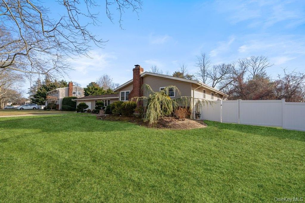 Photo of 11 Cedar Crest Drive, Dix Hills, NY 11746 (MLS # 953578)