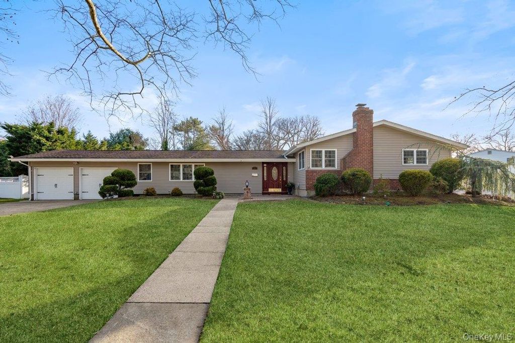 Photo of 11 Cedar Crest Drive, Dix Hills, NY 11746 (MLS # 953578)