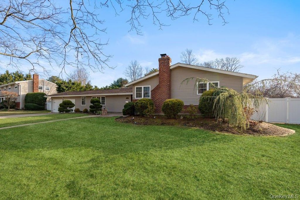 Photo of 11 Cedar Crest Drive, Dix Hills, NY 11746 (MLS # 953578)