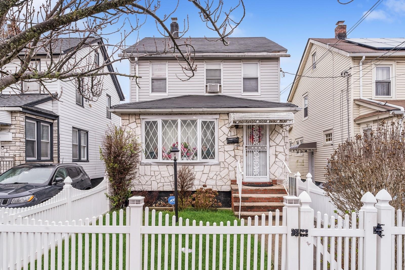 201st Street St, Saint Albans, Queens, NY - 3 Bedrooms  
2 Bathrooms  
9 Rooms - 
