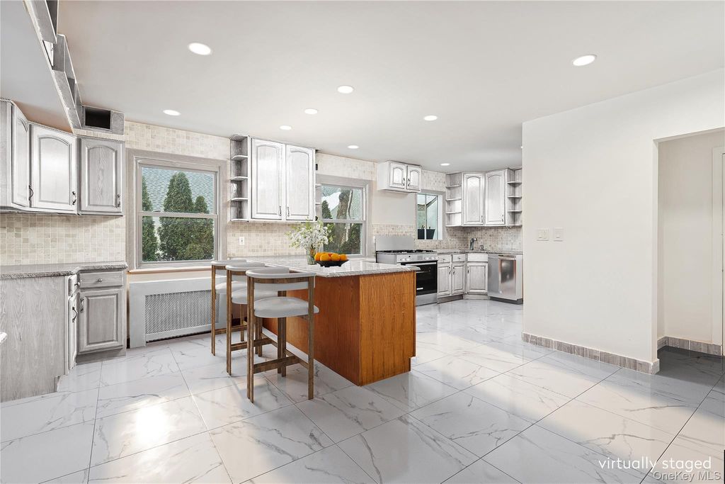 Photo of 6015 Independence Avenue, Bronx, NY 10471 (MLS # 963640)