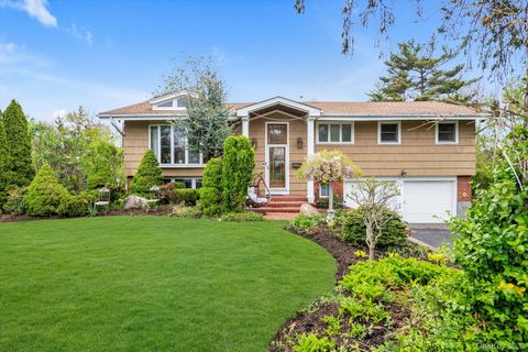 Photo of 20 Jeffrey Lane, Great Neck, NY 11020 (MLS # 989069)