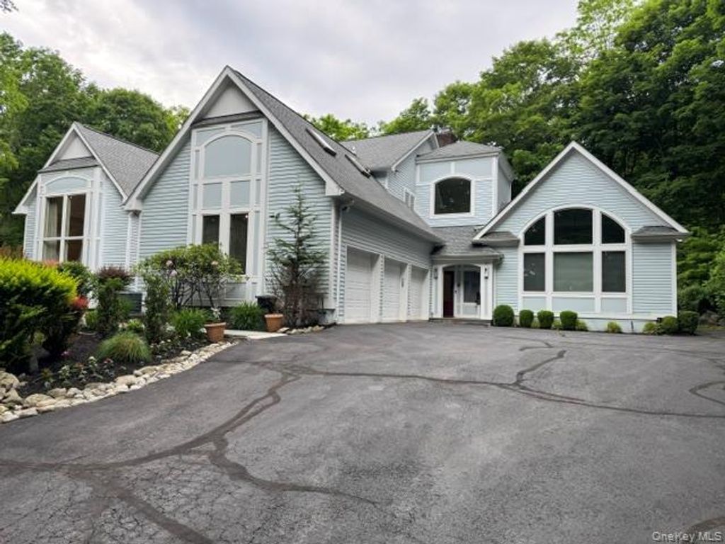 Photo of 19 W Gate Road, Suffern, NY 10901 (MLS # 1006750)