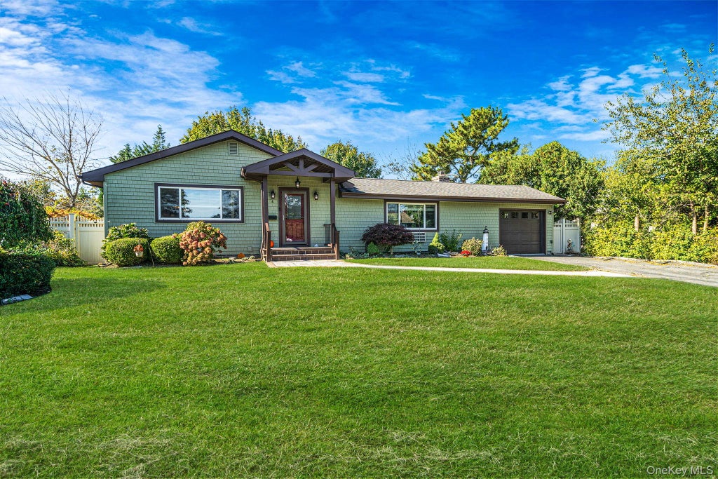 Photo of 4 Starlight Drive, Commack, NY 11725 (MLS # 1065433)