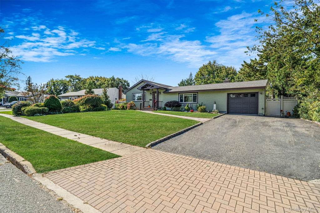 Photo of 4 Starlight Drive, Commack, NY 11725 (MLS # 1065433)