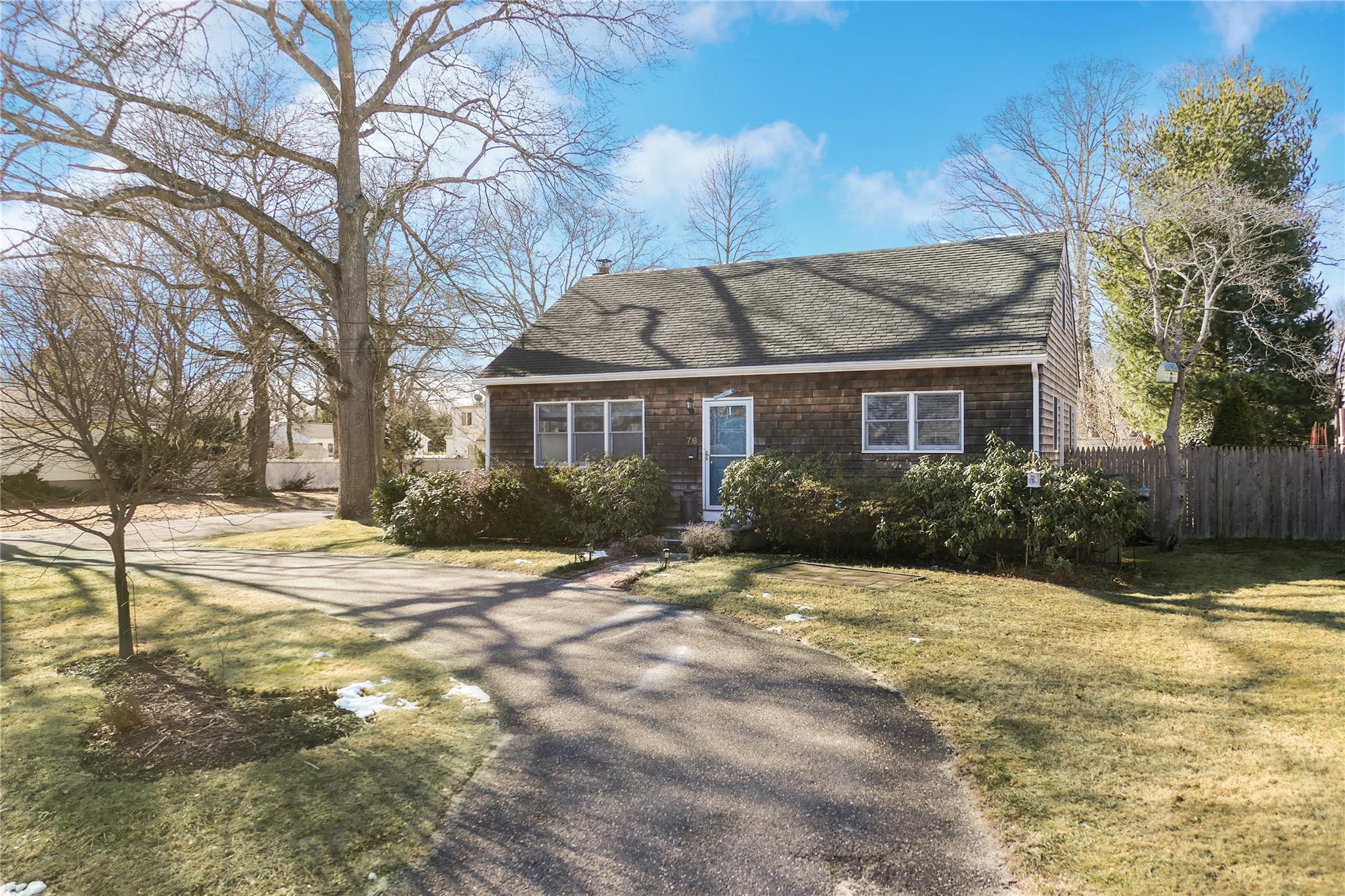 76 N Howells Point Road, Bellport Village, New York image 1