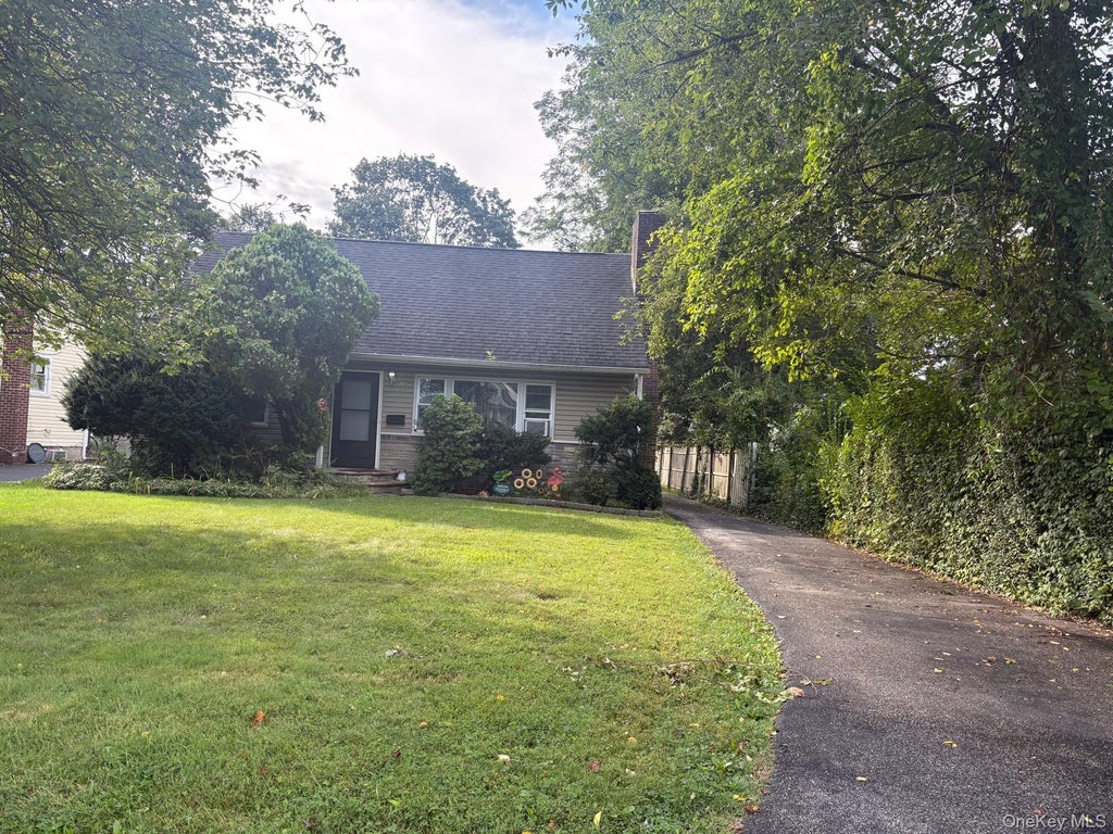 Photo of 20 W 18th Street, Huntington Station, NY 11746 (MLS # 1050557)